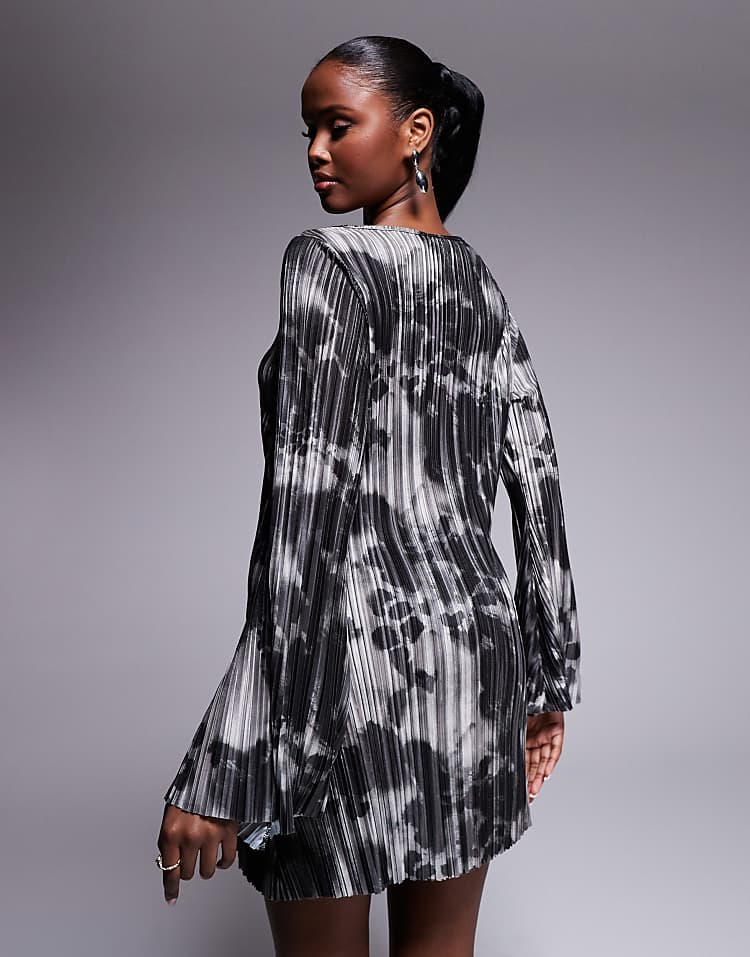 https://images.asos-media.com/products/asos-design-plisse-angel-sleeve-mini-dress-in-animal-print/208145390-4?$n_750w$&wid=750&fit=constrain