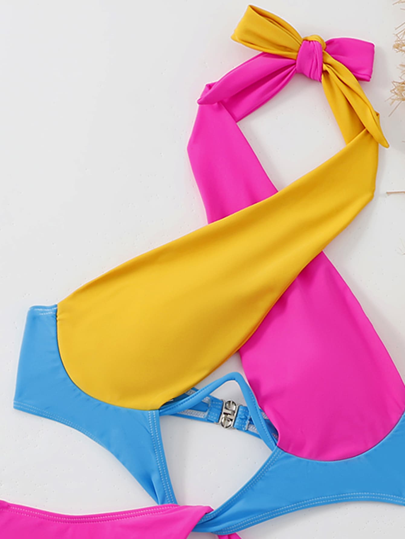 Colorblock Cut Out Tie Back Underwire One Piece Swimsuit