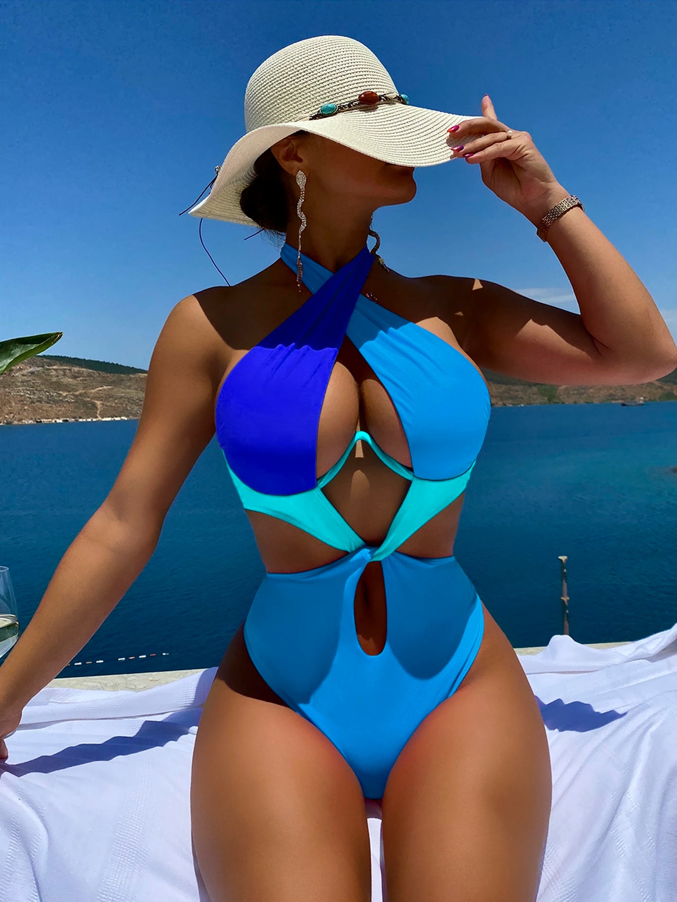 Colorblock Cut Out Tie Back Underwire One Piece Swimsuit