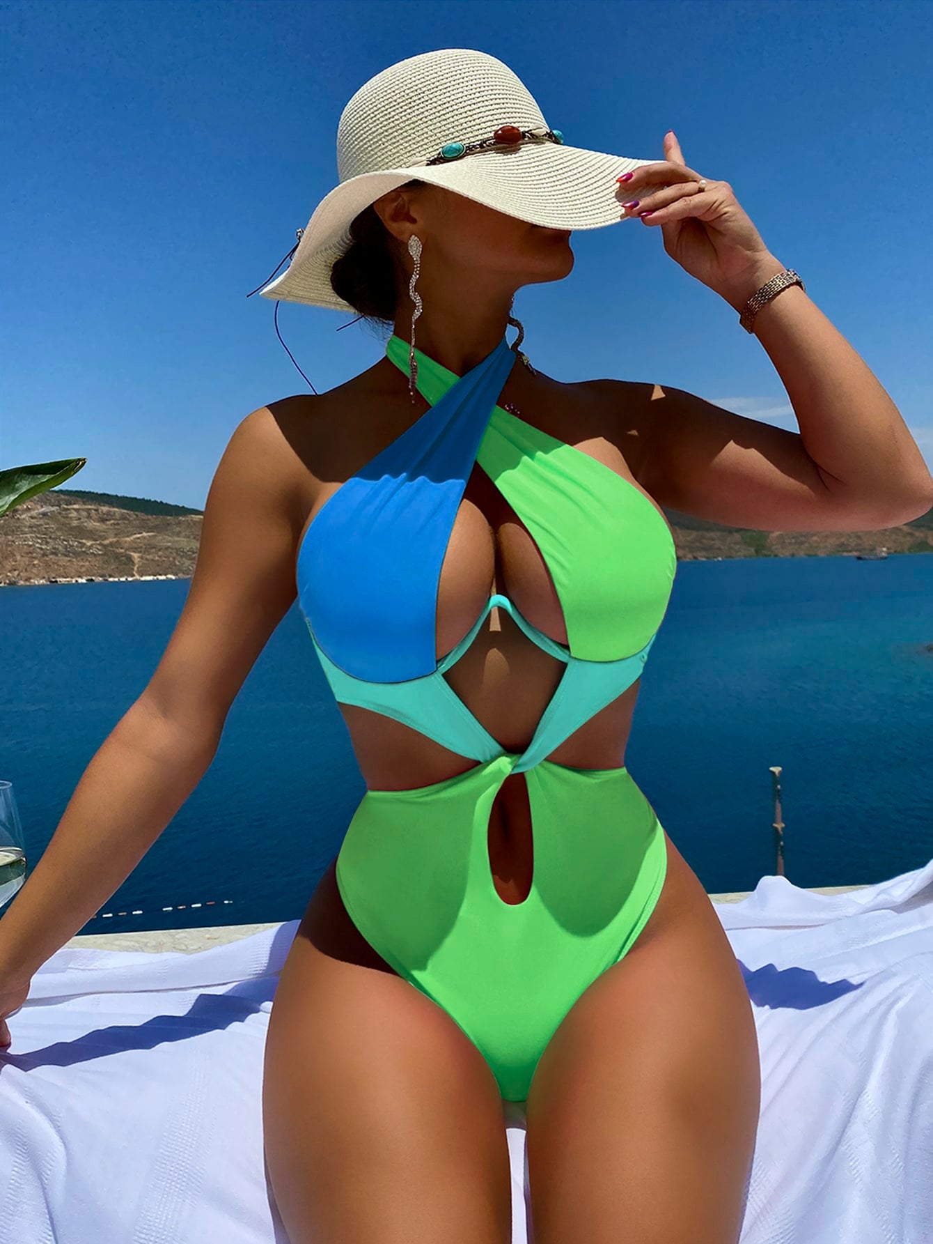 Colorblock Cut Out Tie Back Underwire One Piece Swimsuit