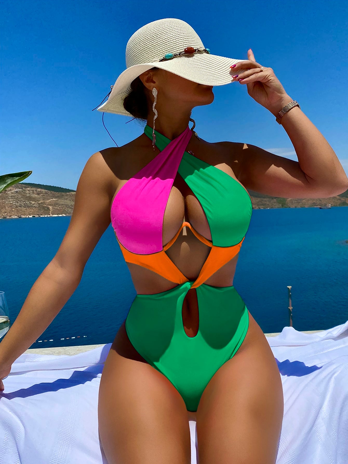 Colorblock Cut Out Tie Back Underwire One Piece Swimsuit