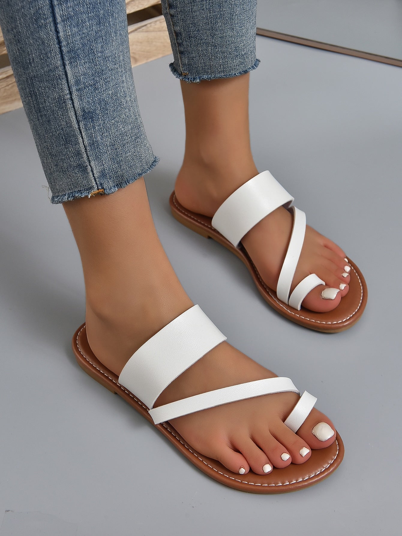 Women Toe Ring Design Thong Sandals, Fashionable White Flat Sandals