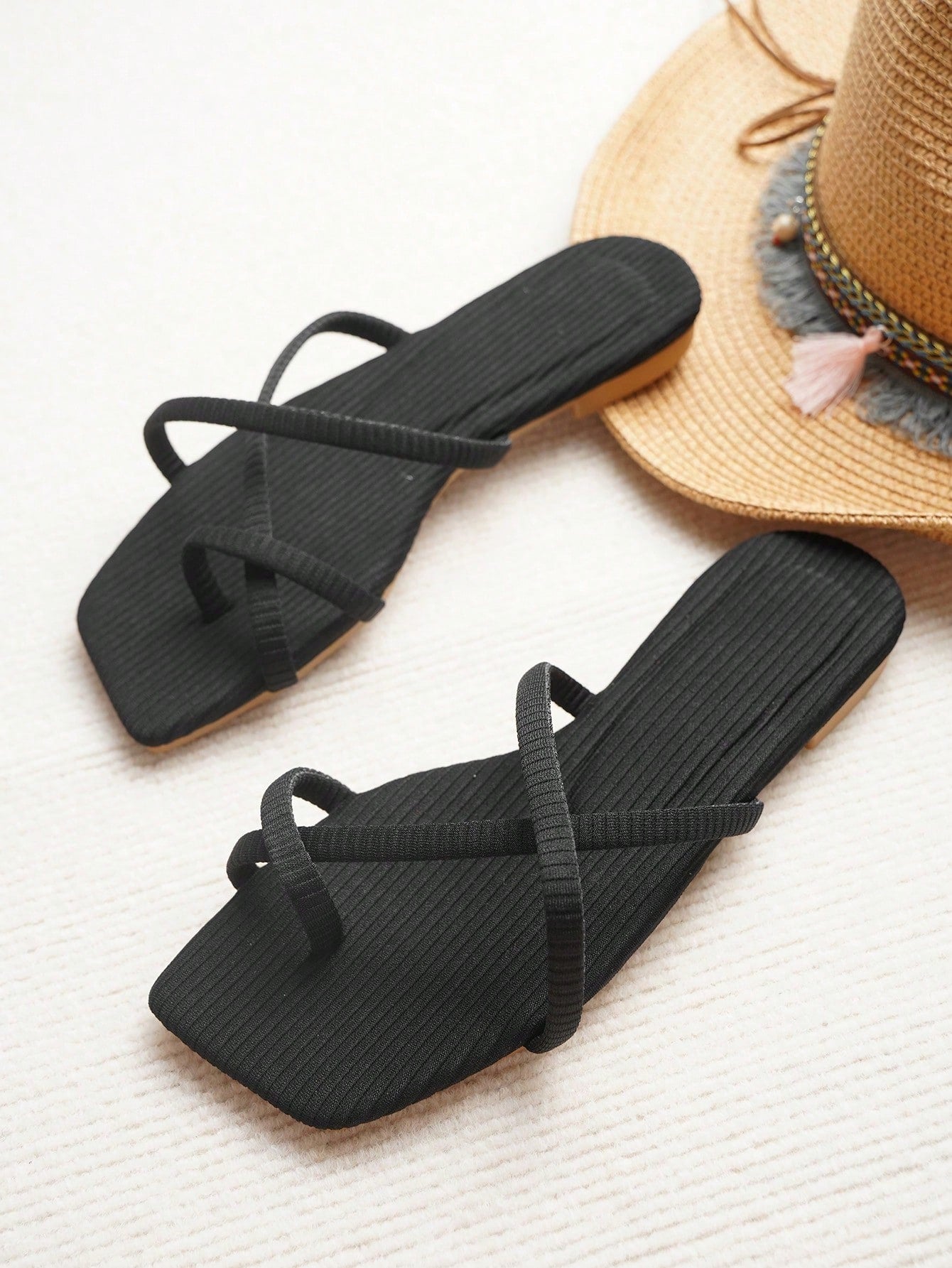 Fashionable Outdoors Thong Sandals for Women, Criss Cross Plain Artificial Leather Toe Post Flat Sandals