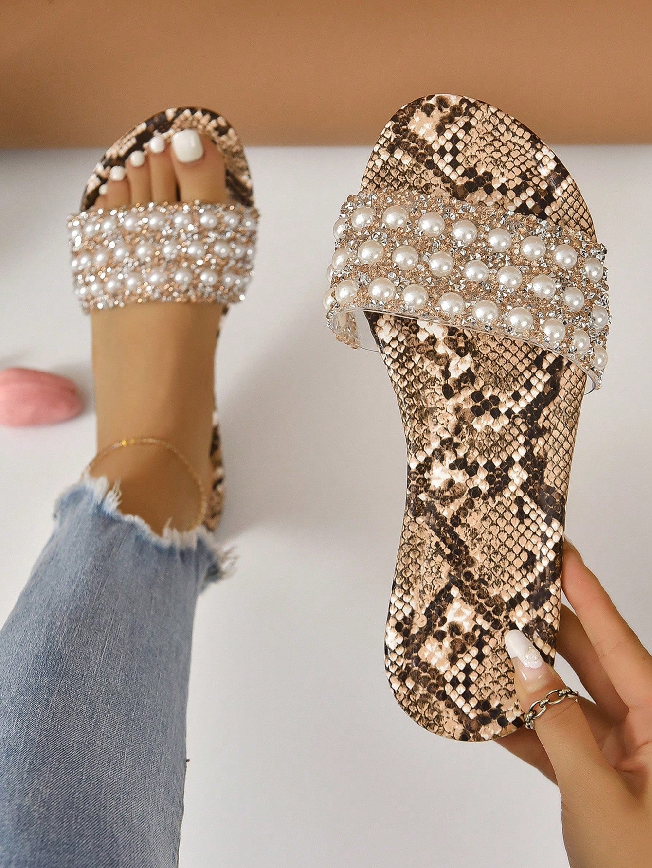 Flat Sandals With Rhinestone & Faux Pearl