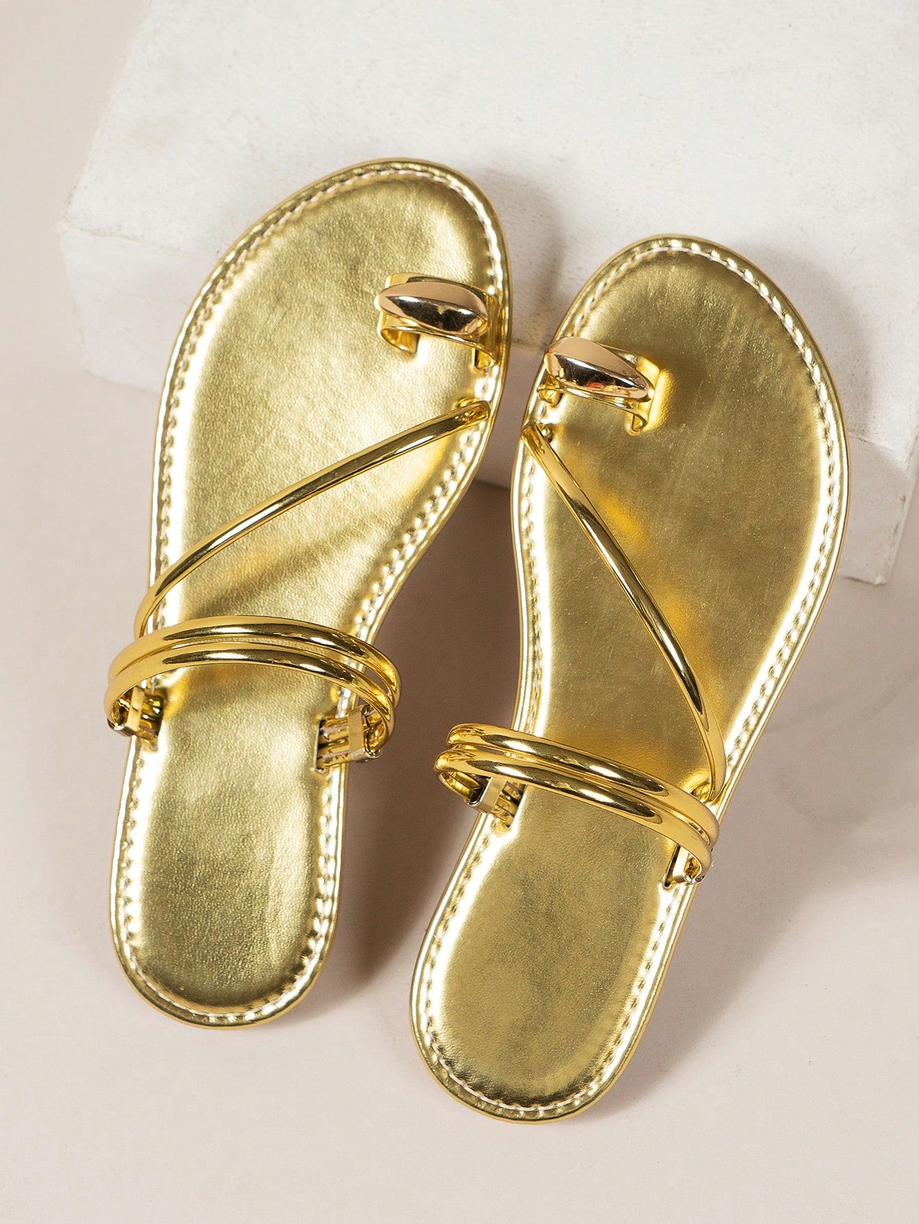 Flat Sandals With Toe Ring Strap